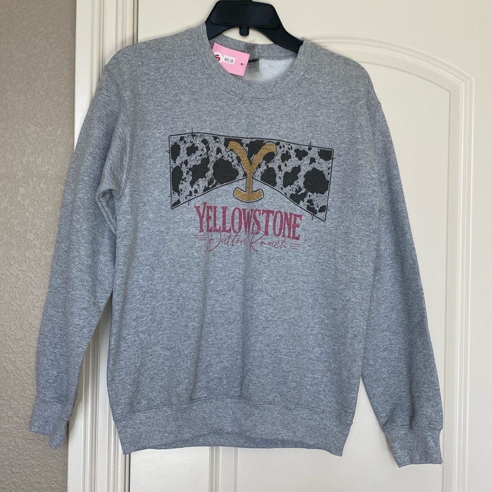 NWT Gilden sweatshirt. Yellowstone logo on front. Heavyweight blend. Sm unisex